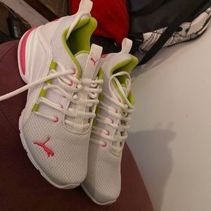 Womens Puma 7.5